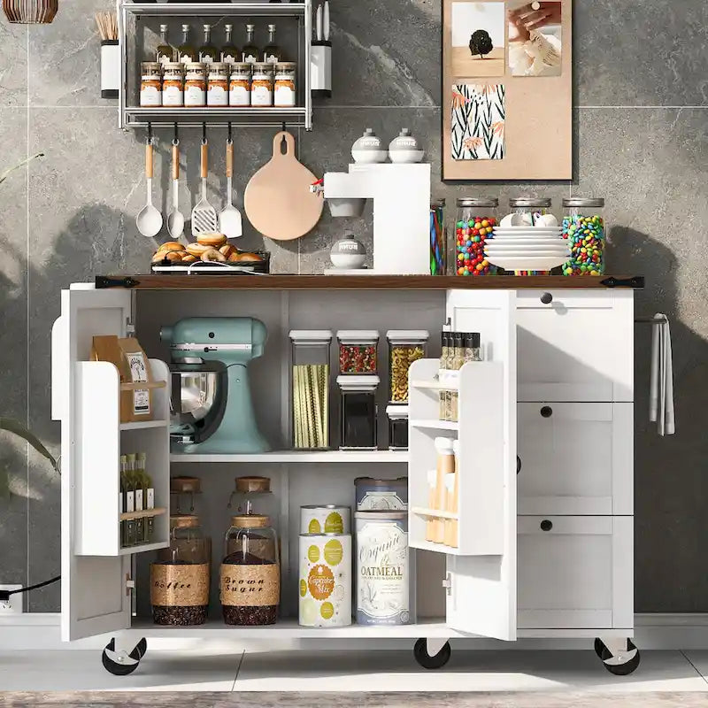 Isola da cucina in stile rustico con presa di corrente e carrello su ruote